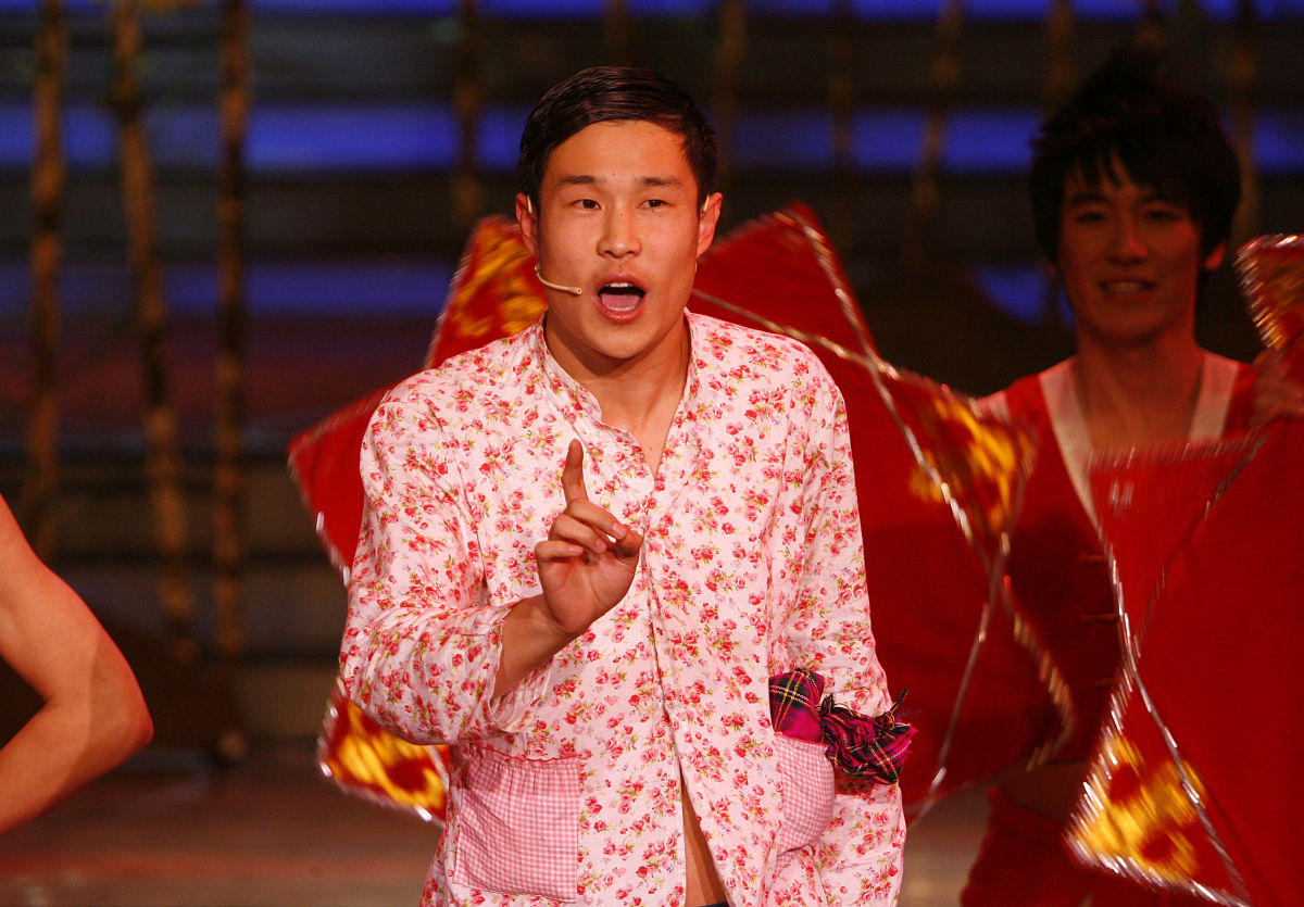 小沈阳39岁告别小品舞台，妻子沈春阳为助其重返舞台不惜扮丑