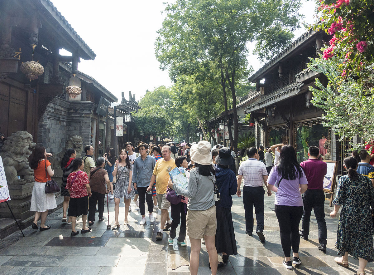 根据下文内容详细举例写出研究结论和建议：因此本研究的目的在于探究这些问题的存在程度和原因进而提出改进建议以提升游客满意度。本研究采用ROSTCM6软件进行内容分析对成都宽窄巷子相关的新闻报道、游客留言等信息进行搜集和分析。研究结果表明游客满意度受到多个因素的影响如游览体验、交通便利性、服务质量等。在这些因素中游览体验是最为重要的因素游客对于景区的历史文化、建筑特色、文艺气息等方面有着高度的关注和评