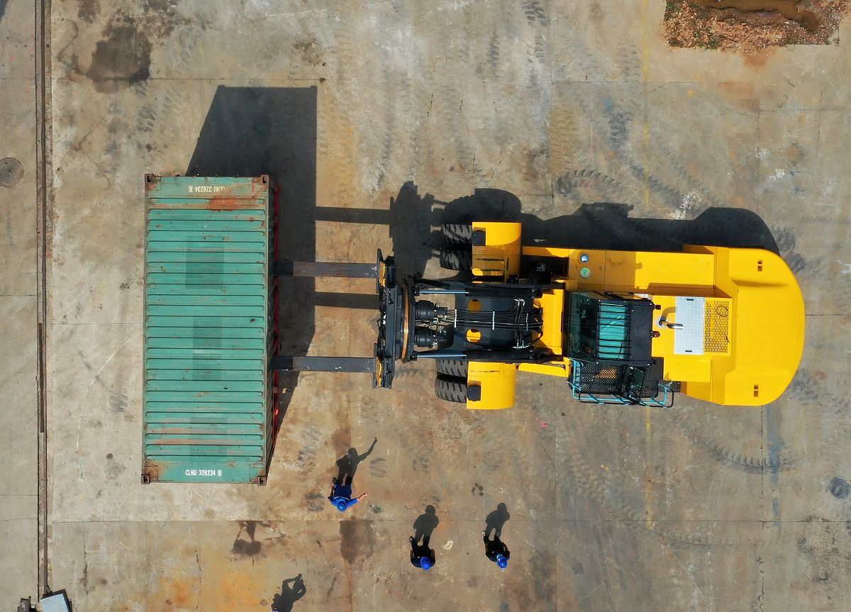 引言约1200字：11 研究背景和意义约200字12 国内外研究现状约400字13 研究目标和内容约300字14 研究方法和步骤约300字小型挖掘机总体设计约1500字：21 设计要求和限制约300字22 总体结构和尺寸设计约1200字行走机构设计约3500字：31 分析小型挖掘机行走机构的分类和原理约800字32 确定行走机构的参数和设计方案约1200字33 优化设计方案评估分析约1500字回转