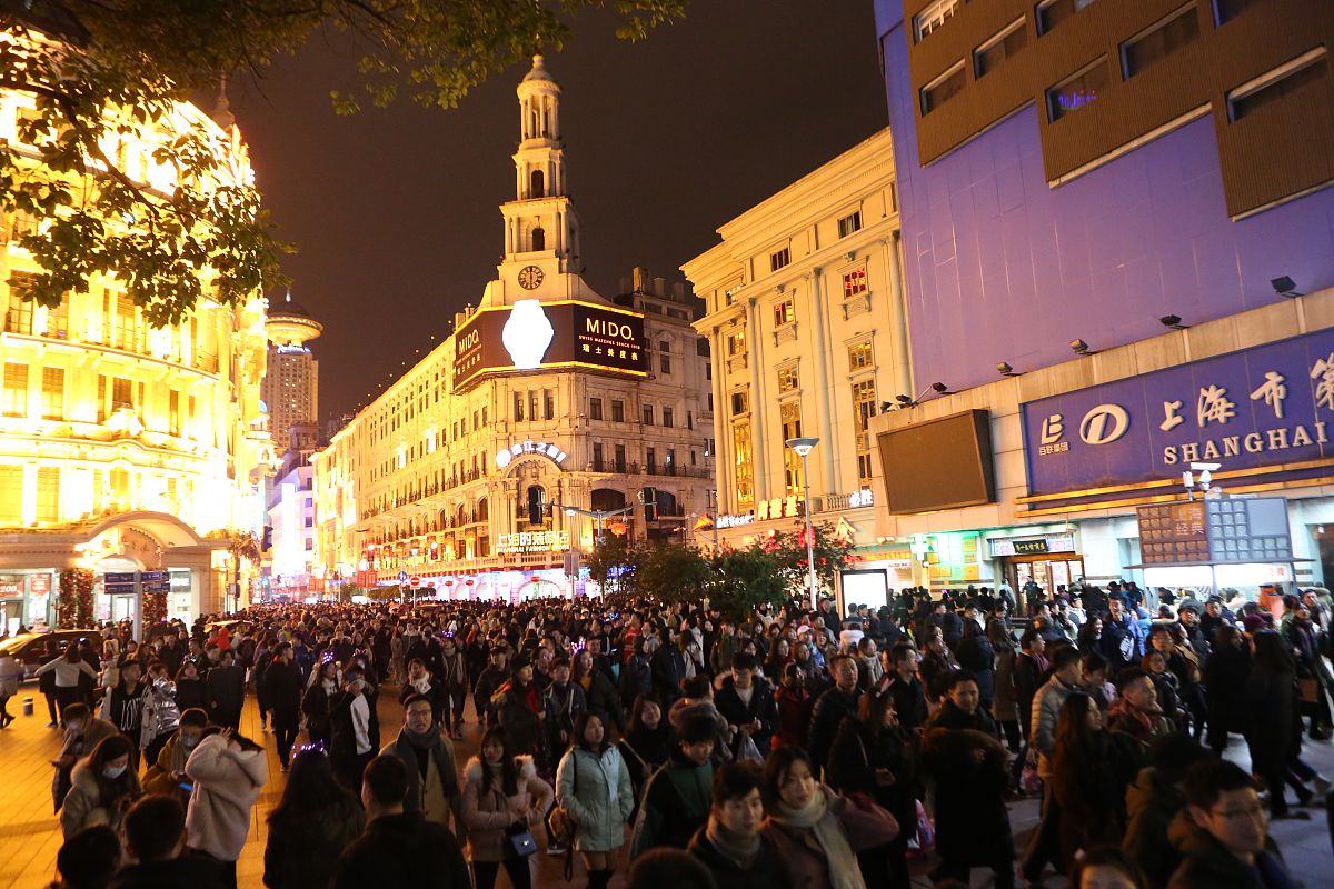 2018年12月31日,上海.跨年夜,上海外滩,南京路步行街迎来世界各地的大
