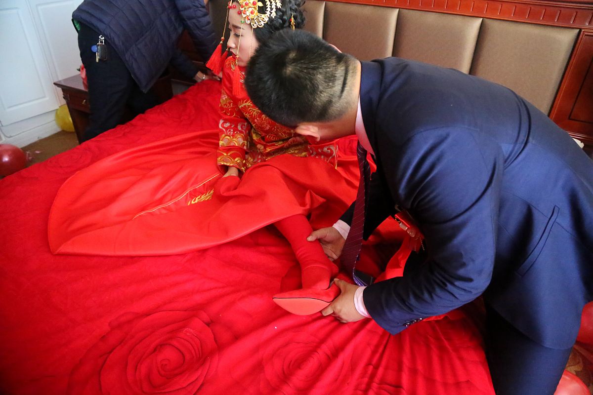 小姨子闹婚坐新郎腿上索要红包，新娘委屈落泪！