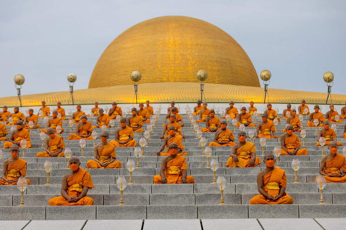 当地时间2022年2月16日,泰国巴吞他尼府,泰国僧侣在法身寺(wat dhamma
