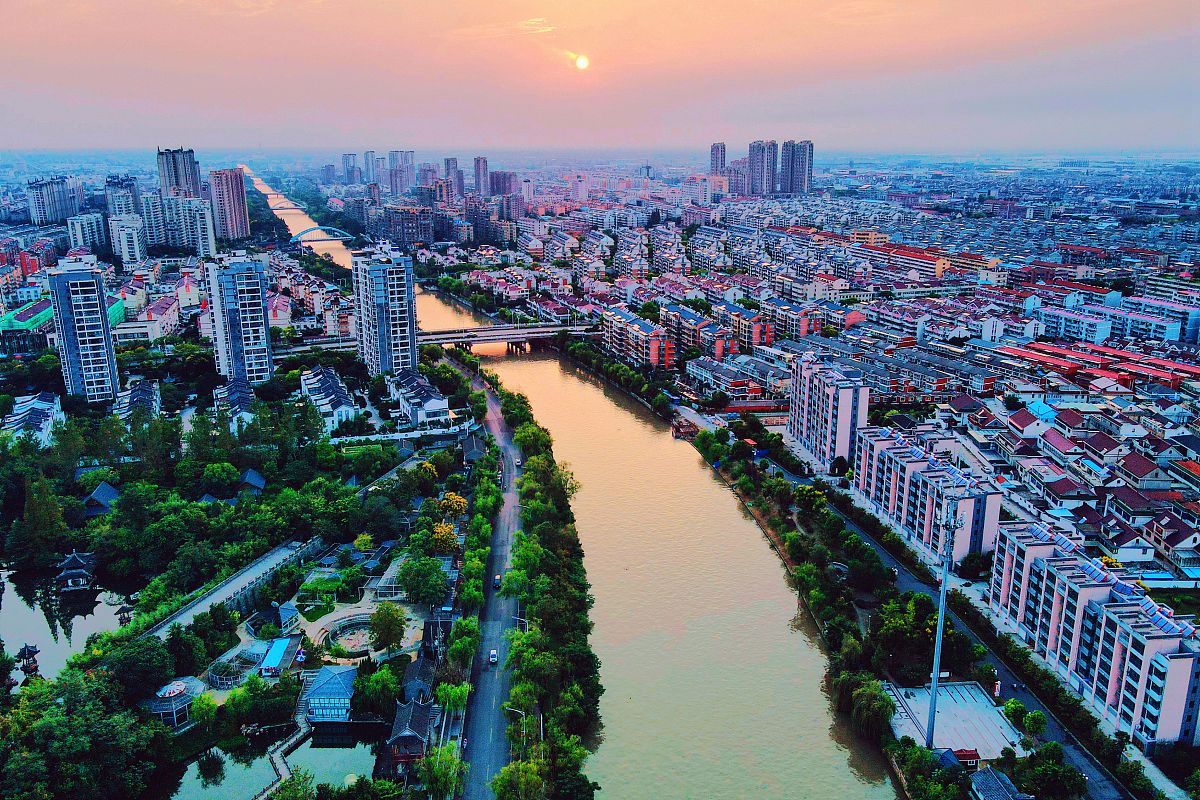 2021年9月9日,江苏省如皋市,如泰运河如城段在傍晚余晖映衬下波光粼粼