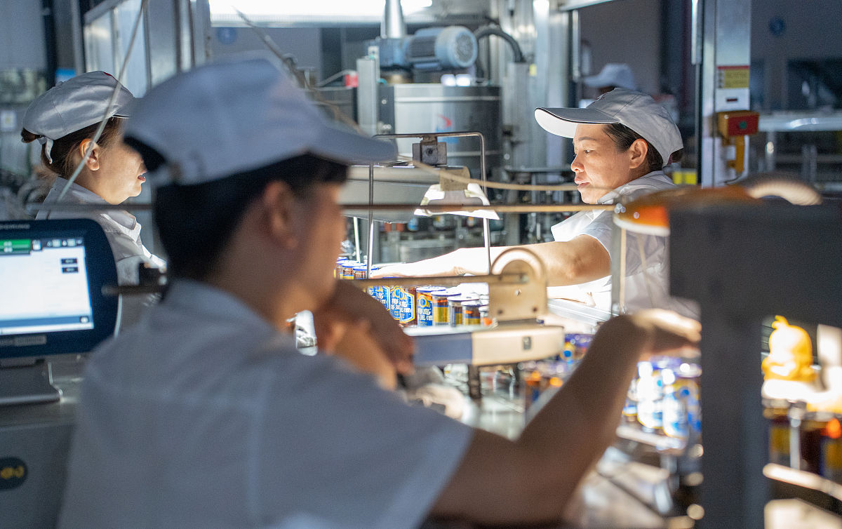 题目为：后疫情时期背景下广州酒家员工工作压力管理研究的完整论文。要有：摘要、关键词、 引言、 相关理论概述、 现状、 存在的问题、 对策、 结论、 参考文献