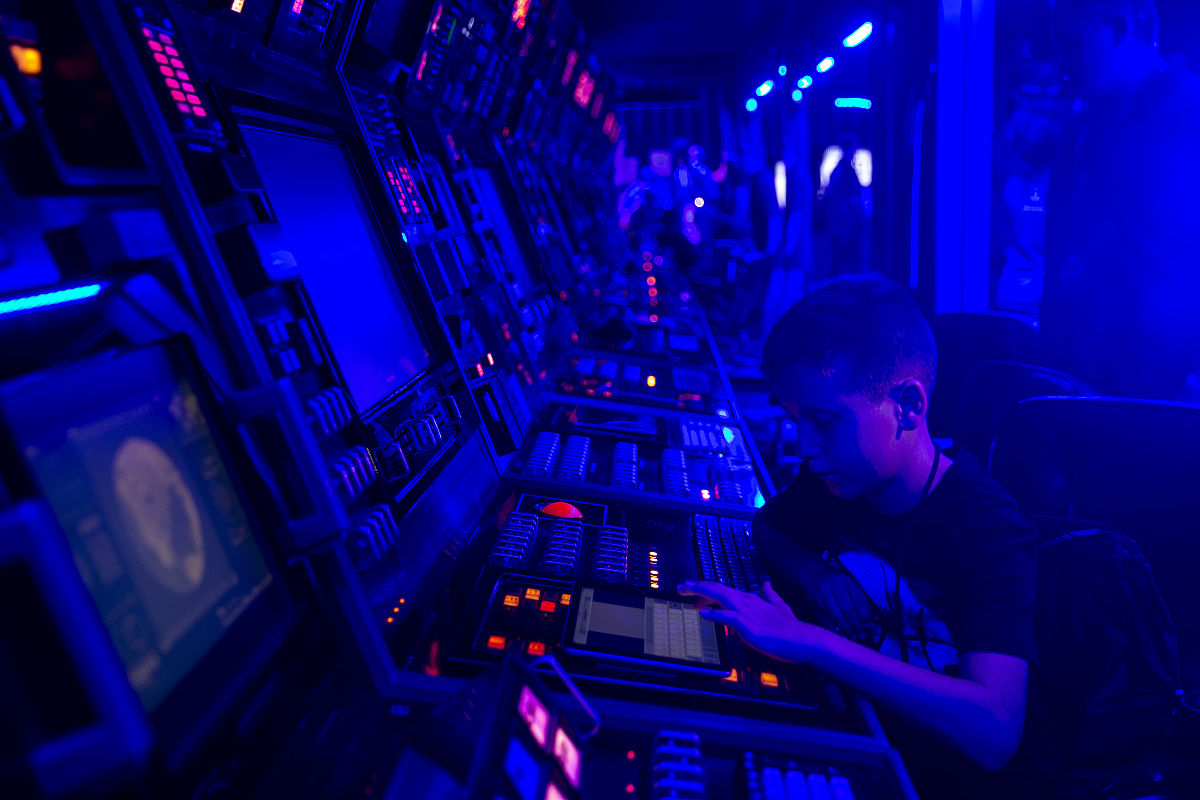 touhou project 中的蓬莱山辉夜是美人