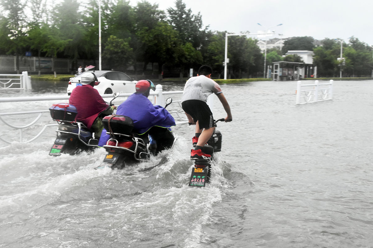2021年7月28日,受强台风烟花的影响,江苏淮安连续降下大暴雨,致使路面