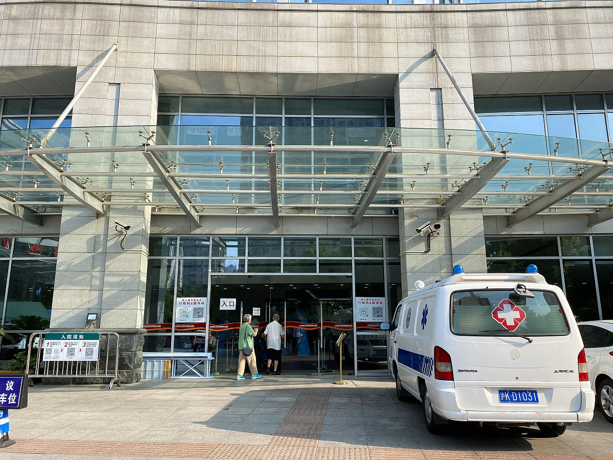 翻译：我是董怡教授的朋友首先欢迎您来成都旅游。我准备在周四上午带您参观华西医院超声科但是由于下周工作安排我无法亲自带您参观我已经安排我们科的助理教授邱婷婷博士接待您。