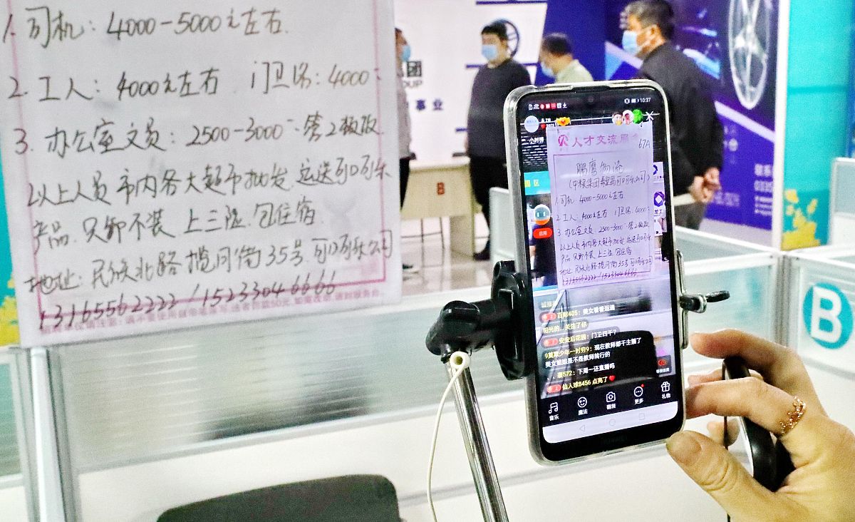 视频翻译众包: 让观众参与字幕创作, 助力语言学习!