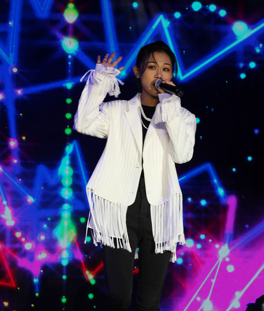 2020年11月21日晚,湖北,爆红歌曲《少年》原唱美女唱作歌手梦然空降湖