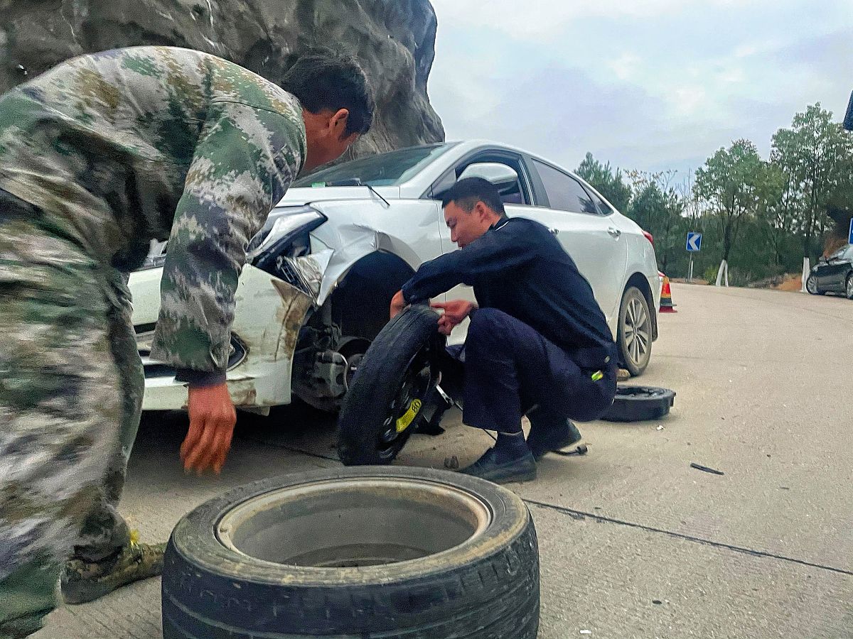 深夜隧道事故：出租车司机和乘客暖心相助，男子受伤拒绝治疗后被民警强制送医