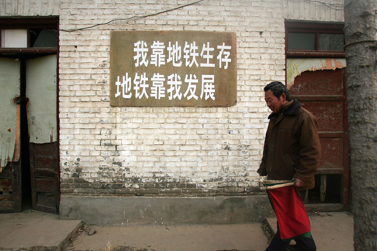 (武汉媒体请勿下载)2011年2月7日,被当地人称作"地铁"的小火车,说的是