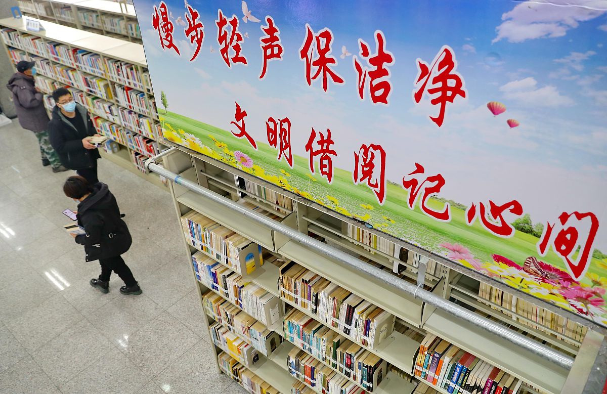 村干部支持图书馆流动图书车进农村：助力乡村振兴