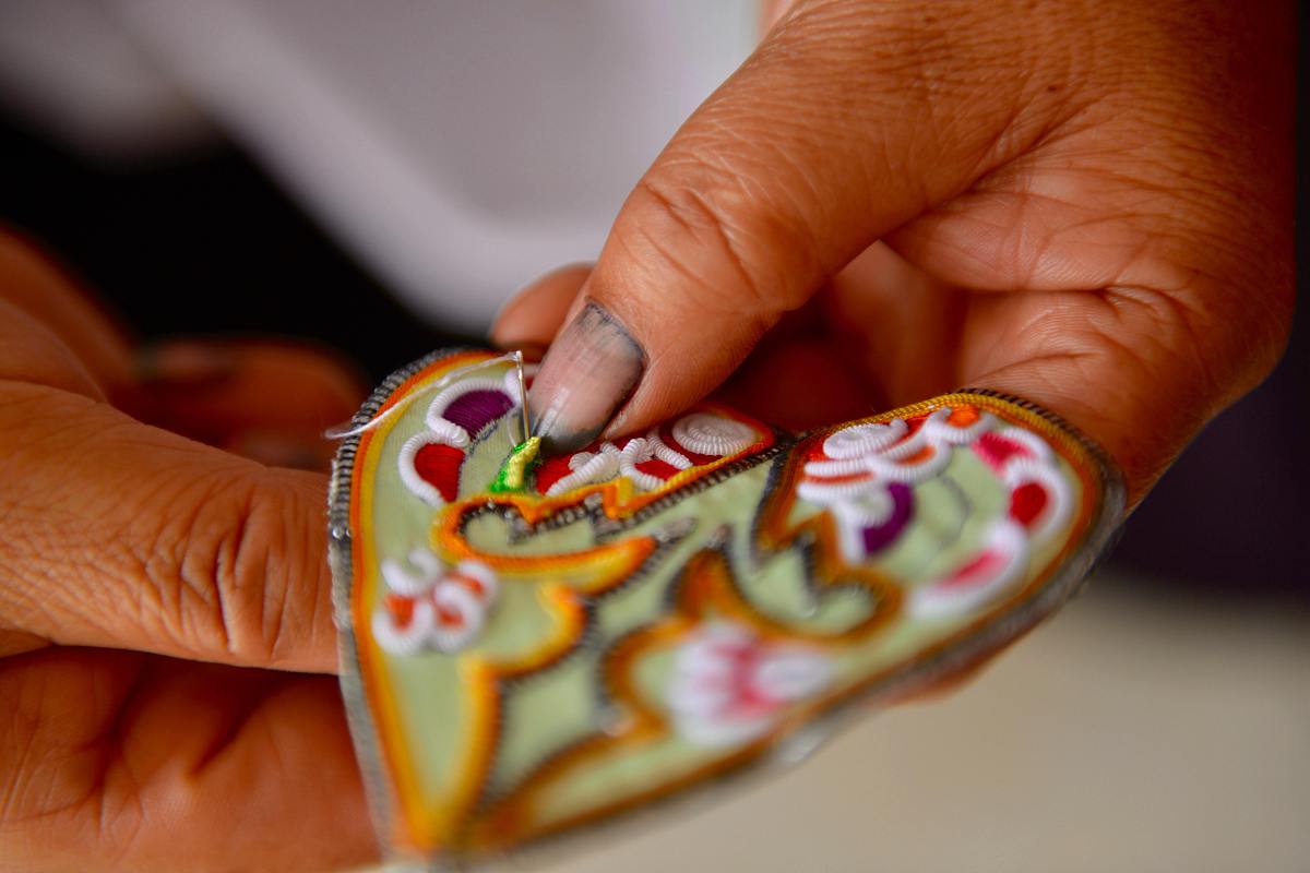 《摆脱贫困》的第八集民族中靠刺绣生活的民族让我联想到了什么？