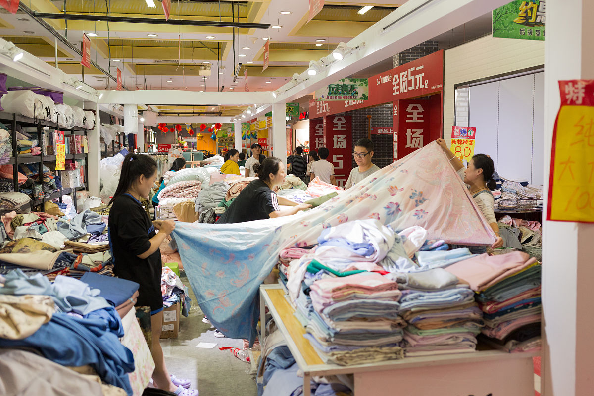 2018年9月28日,经营了20年的北京官园商品批发市场永久性停止营业,西