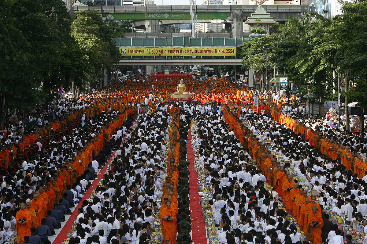 2011年5月7日,泰国曼谷,据组织者称,12600名僧侣聚集在一起庆祝卫赛节