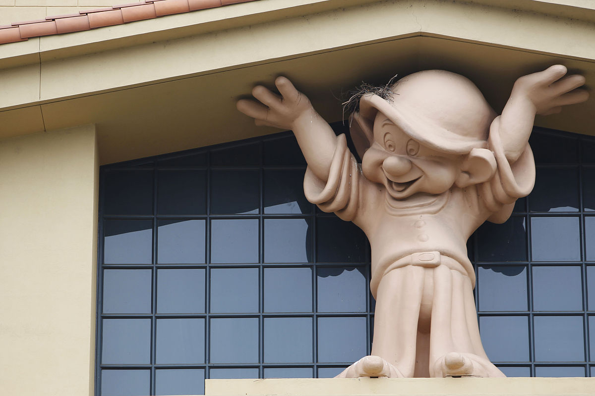 翻译：它以五言、七言为主要形式注重韵律和节奏的把握。