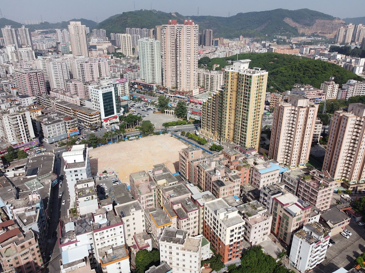 2020年11月10日,广东省东莞市樟木头镇.图中空地是地王商业城原址.