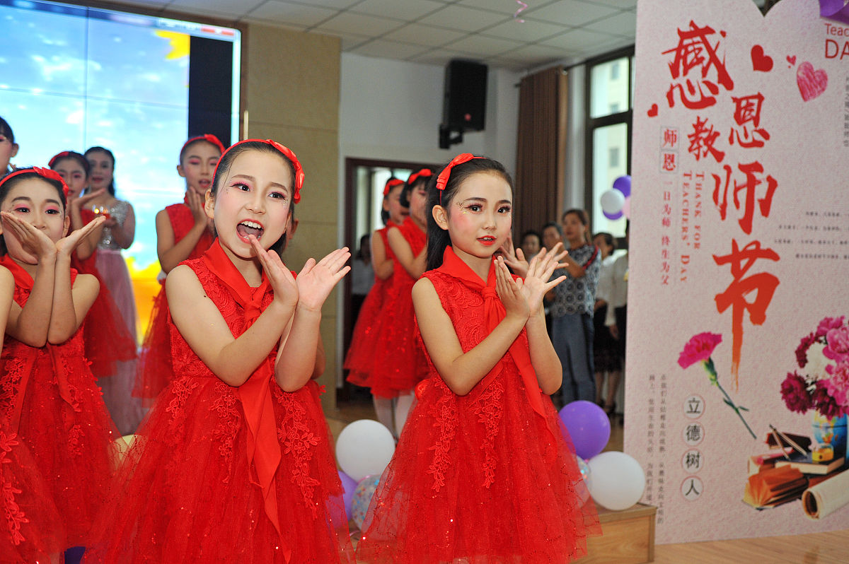 深夜校园大清洗：老师带学生用'水管'冲洗校园，歌曲歌词