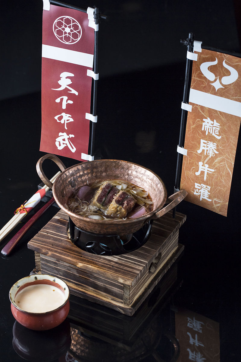 日本料理要求色自然,味鲜美,形多样,器精良,食材呼应季节,是用五感来