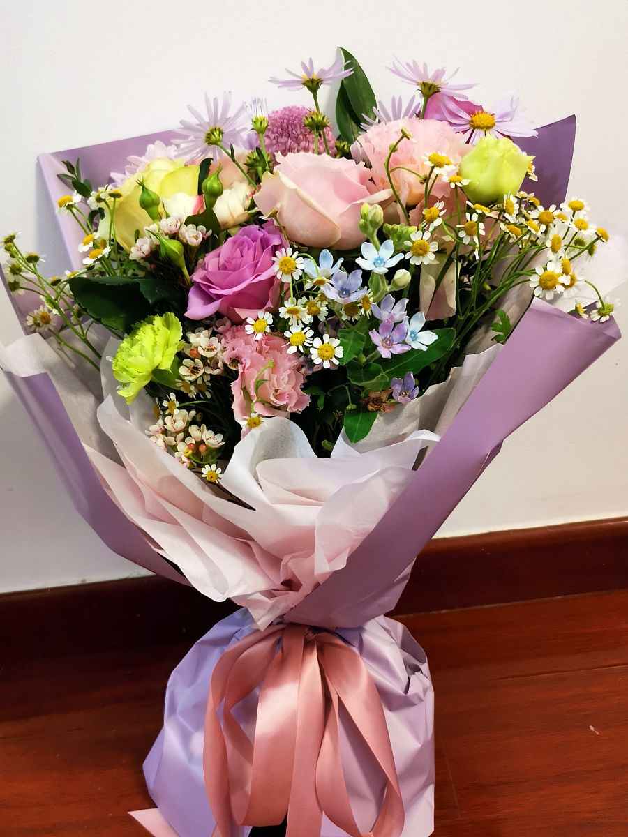 介绍不同花种的花语、寓意帮助顾客选择适合的花束送给不同的人或场合。