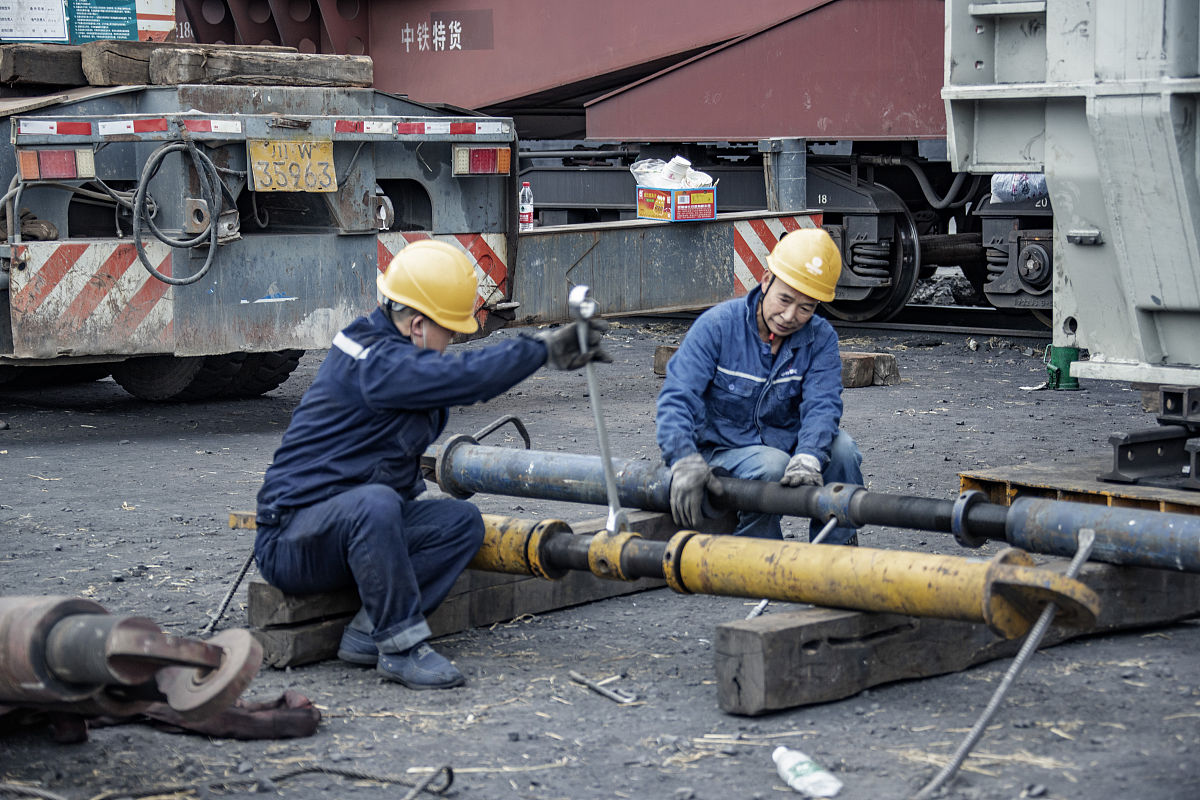 二工段员工利用休息时间完成B8367双发引气管路检查