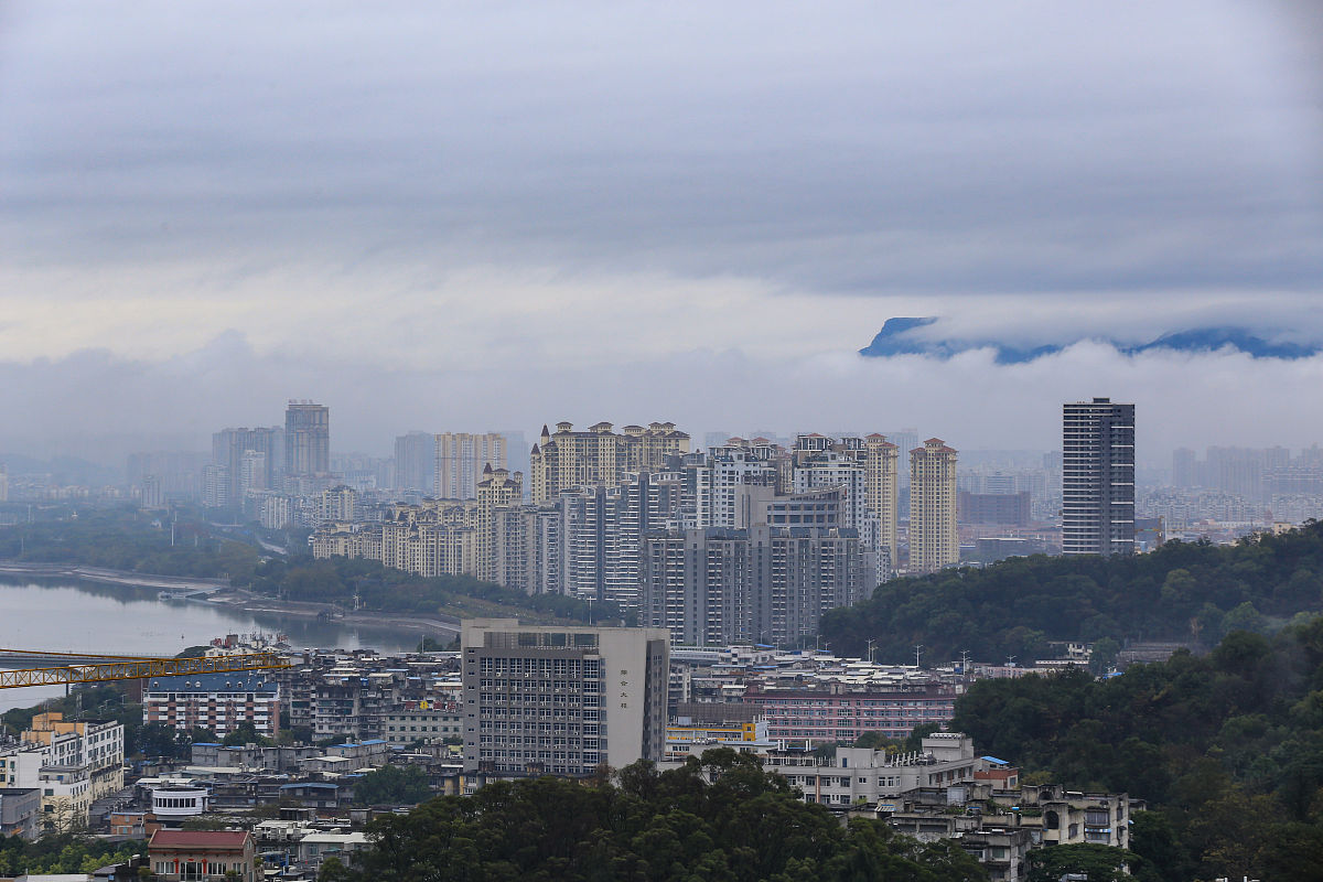 2020年1月26日,大年初二,一场夜雨后,福州的城市建筑,远处山峦被云雾