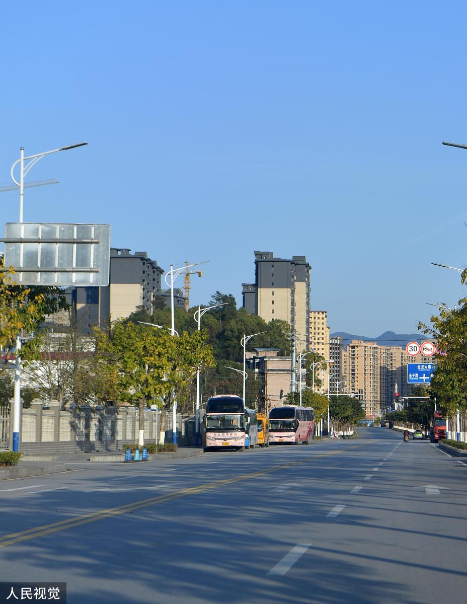 红河州红河大道东盟义乌路口红灯能右转吗 如果有右转红灯是不能右转的帮我用180字详细描述