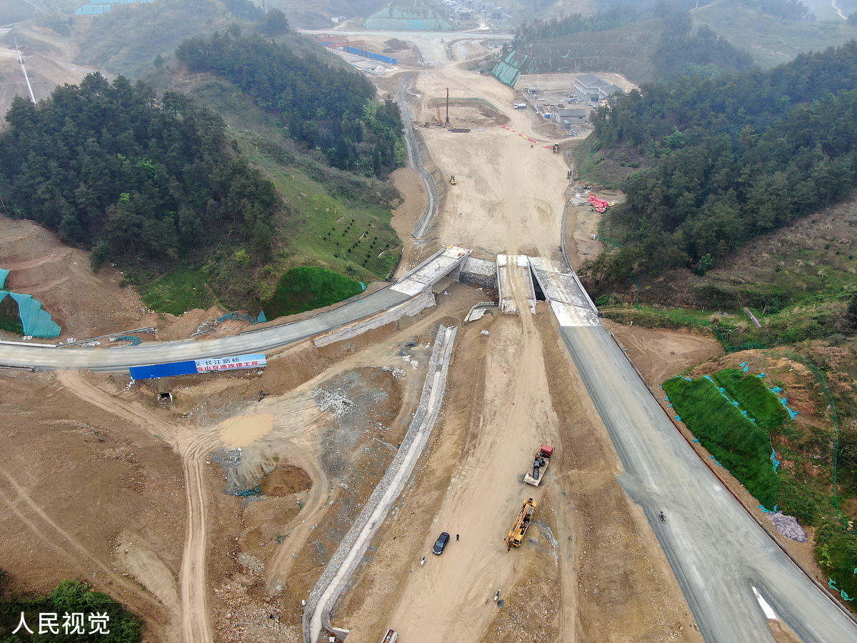 工程队修一条600米的公路