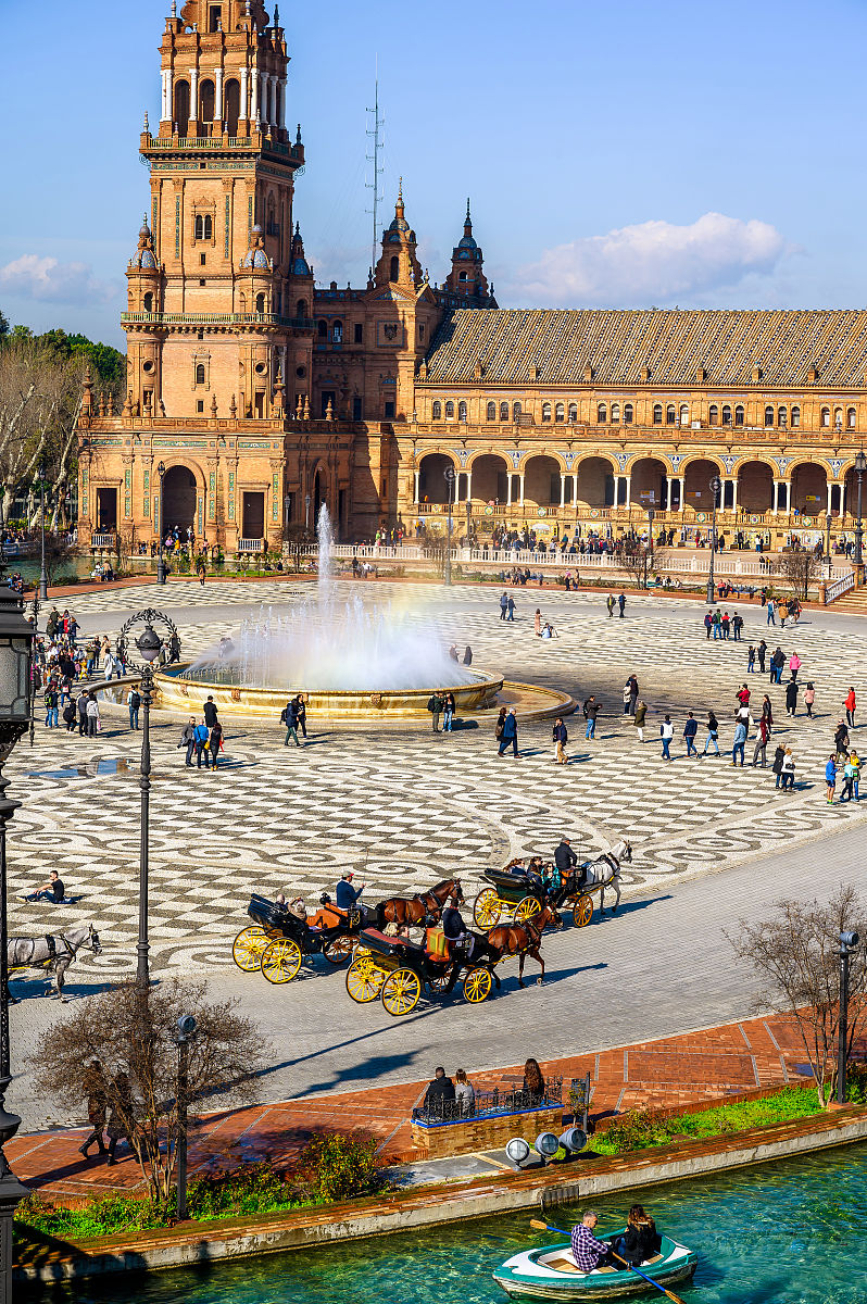 加泰罗尼亚广场吧能不能帮我介绍一下这个广场？我想给我的学生介绍一下因为他下周就要去西班牙了