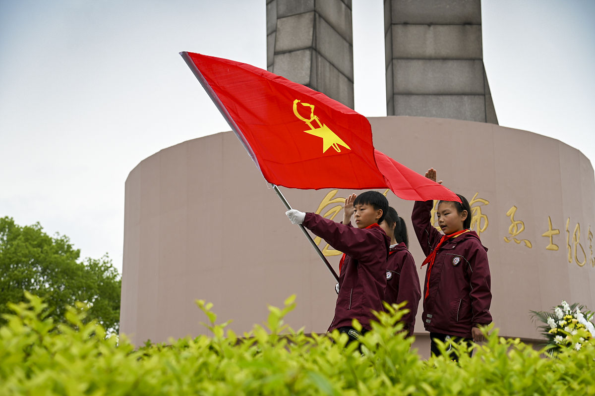 去烈士墓园扫墓的主题