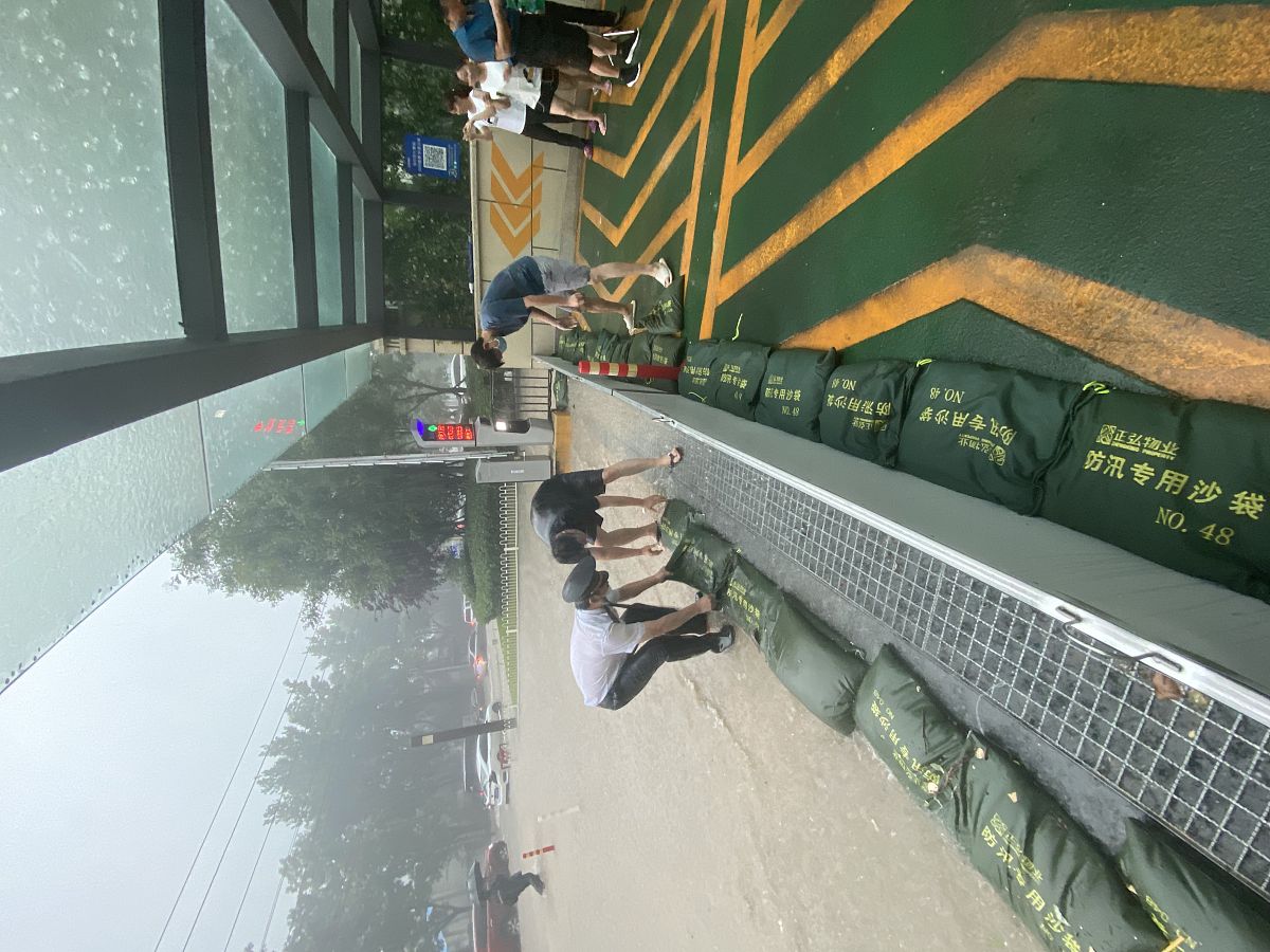 通顺下列句子：结合增城区的实际情况将历年灾害资料中的灾害事件分别对应到两个灾害类别中选取近40年来出现频次大于10次或单次经济损失巨大的事件单次经济损失达到100万元构成增城区城市暴雨演化拓扑网络 该网络由13个节点22条边组成如图1所示。