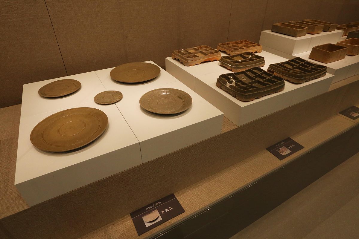 2021年4月20日,南京六朝博物馆,展览共展出该墓出土并清理完成的200余