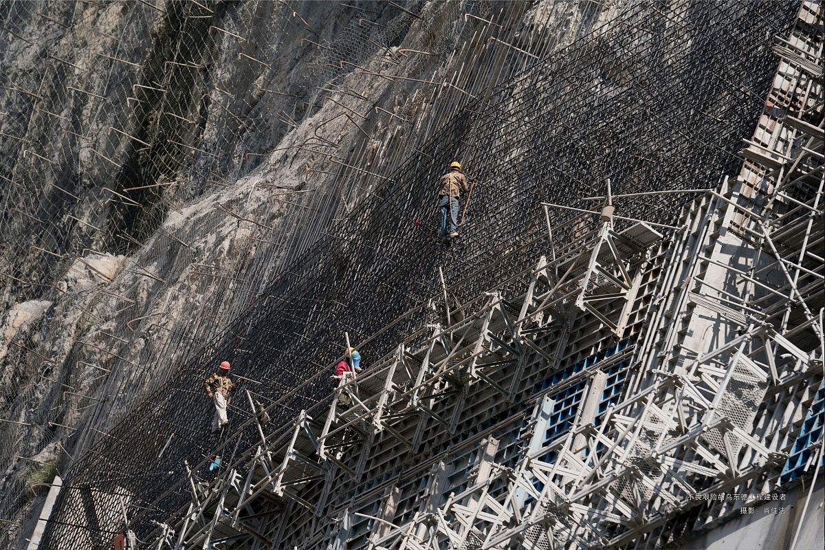 建筑边坡工程存在的常见技术问题及解决办法土体的物理力学参数选择支护结构设计计算边坡渗水你正在撰写论文建筑边坡工程及其应用的探讨结合上面内容写一篇提纲。