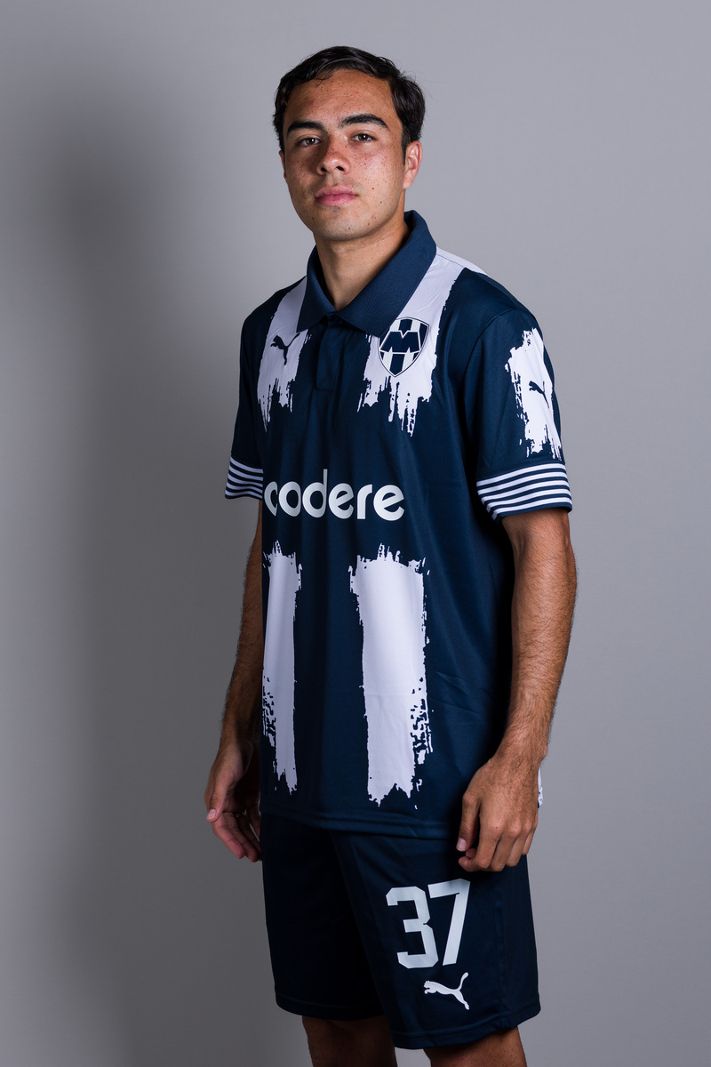 用美式英语写3条关于Men Casual V-neck Gradient Printing Pullover Fitness Sports Shorts Sleeves T Shirt Blouse的好评以及其好评标题。结果格式为输出格式为：标题+：+好评内容。