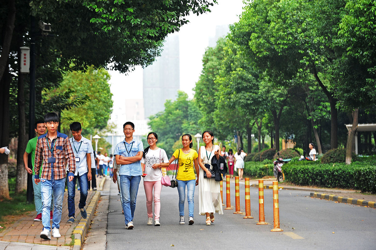 上海政法学院学生晨跑活动圆满举行