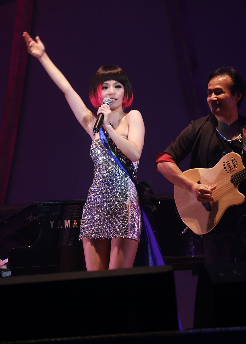 2009年10月16日,香港,s.h.e is the one爱而为一演唱会.s.h.e+++_+++s
