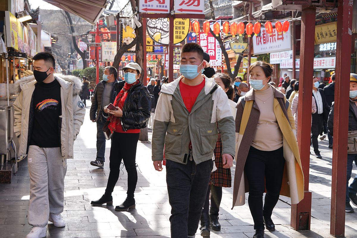 请结合开展定制化服务、提供流动人群的产品、打造跨界融合产品等措施写一篇疫情防控期间关于西安市本帮菜餐饮业提供餐饮产品延伸服务的策略。