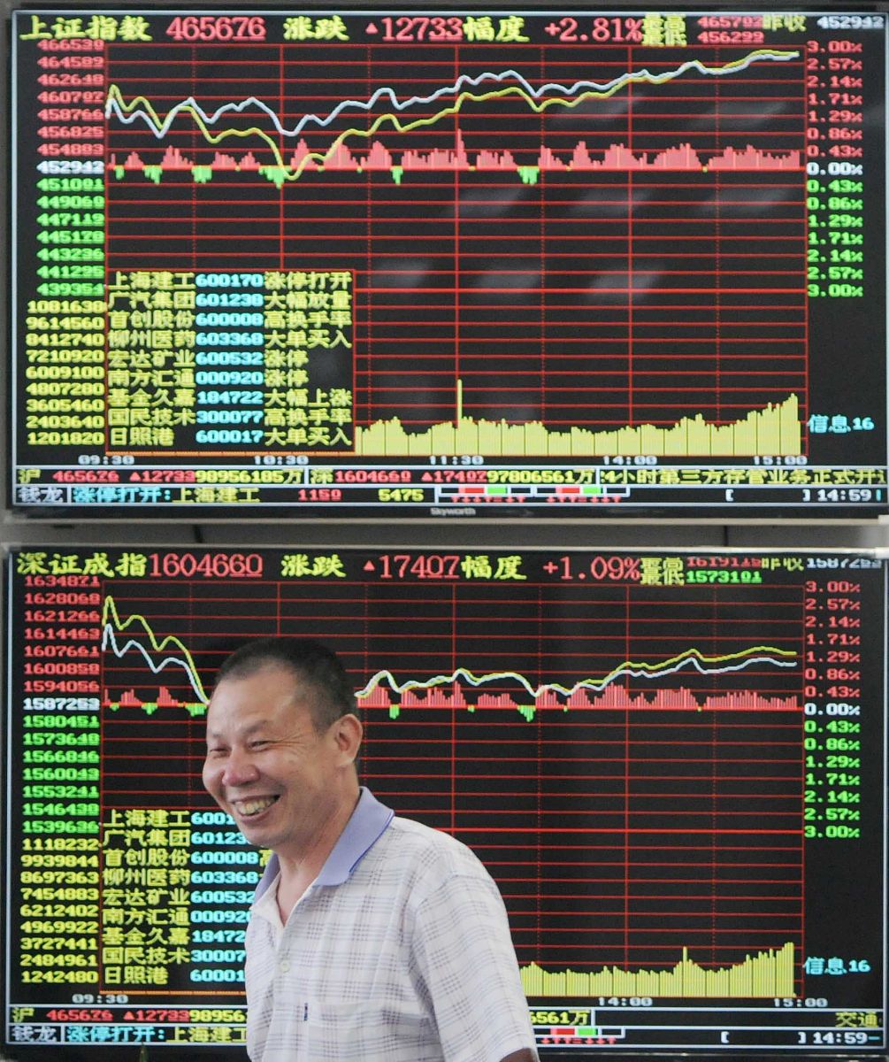2015年05月22日,股民在一证券营业厅关注股市行情.