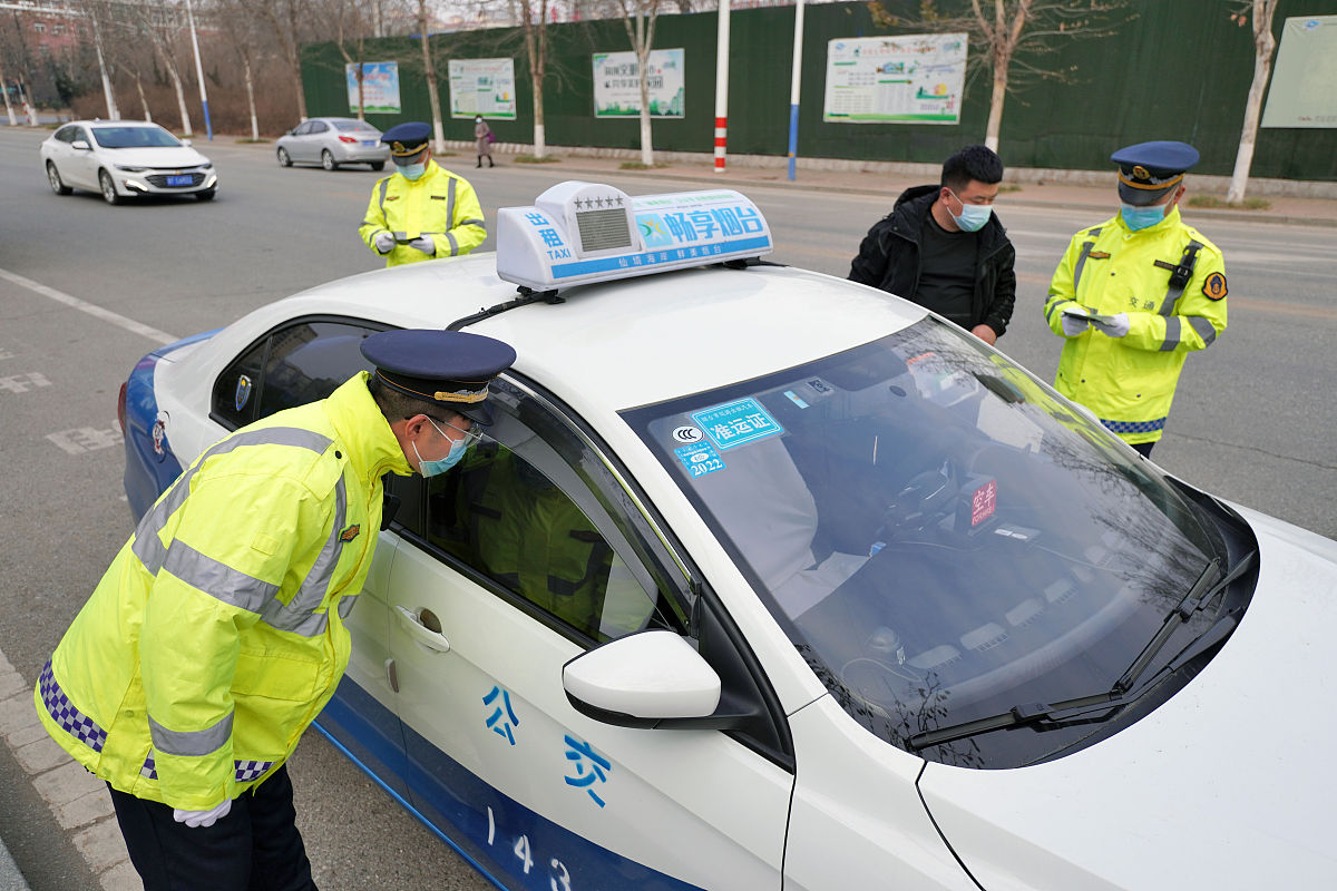 改写下面的新闻稿3月19日烟台交通运输执法监察支队机场管理所接到一名乘客投诉上午10时许该乘客在蓬莱机场打了一个从机场到潮水医院的快车单网约车鲁Y88立即接单乘客手机地图定位显示该车已到达机场。然而乘客在出站口找了一圈没找到该车反复拨打司机电话都无人接听。5分钟后因乘客超时未到该车司机取消订单。当天下午和晚上多位乘客向在现场执勤的执法人员反映打到了这辆车但均无故被取消订单。这引起了执法人员的注意平