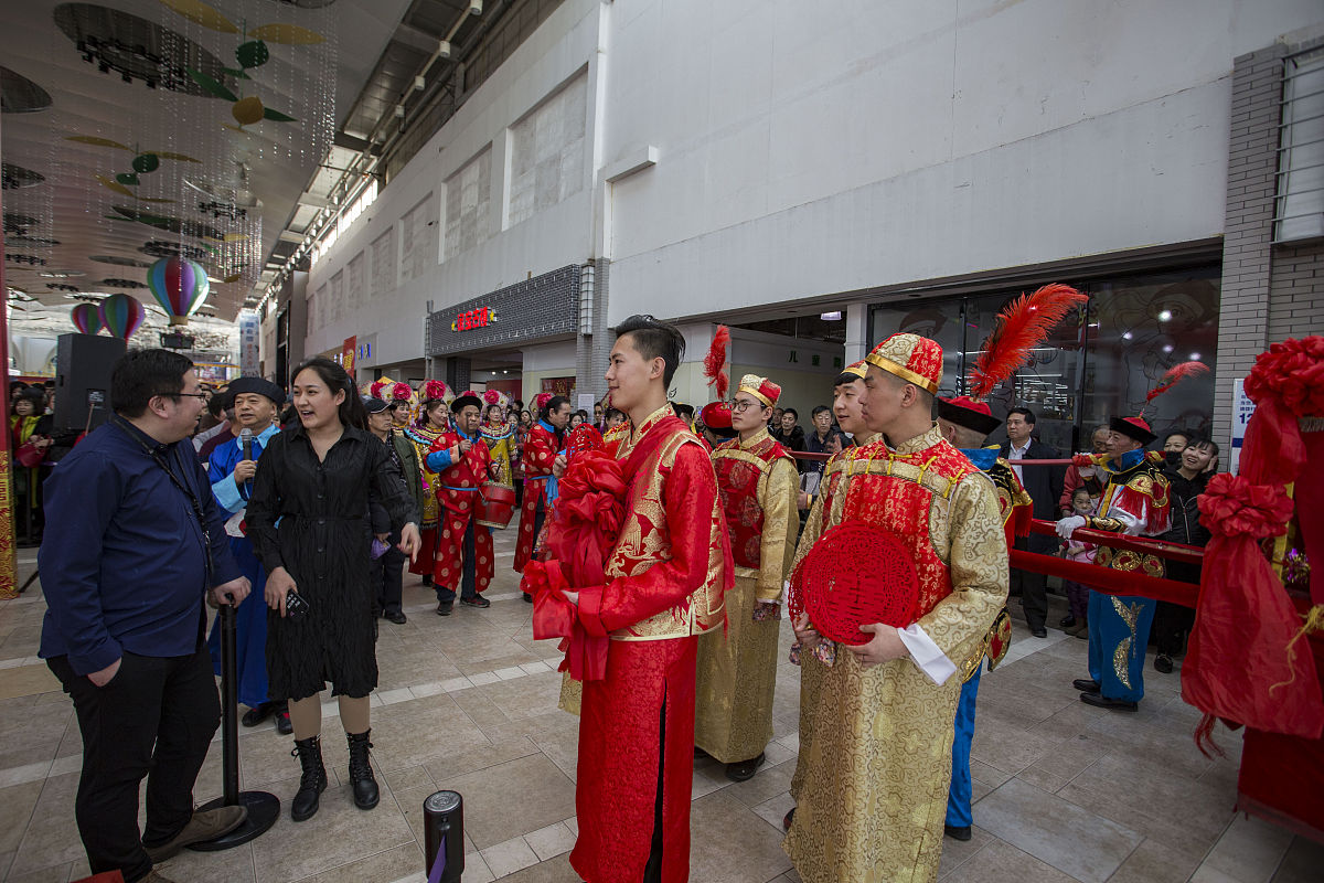 2019年2月14日,吉林一家商场举办了满族婚礼秀,吸引了众多市民围观.