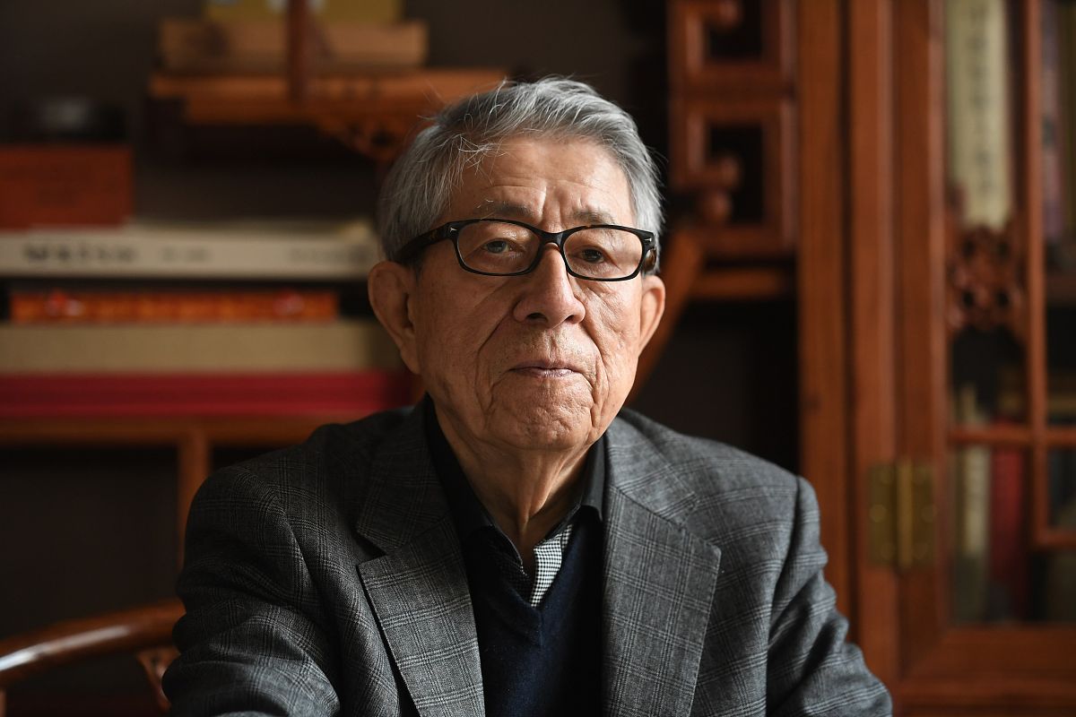 2020年12月3日,在沈阳王贺良书法工作室接受采访的书法家王贺良.