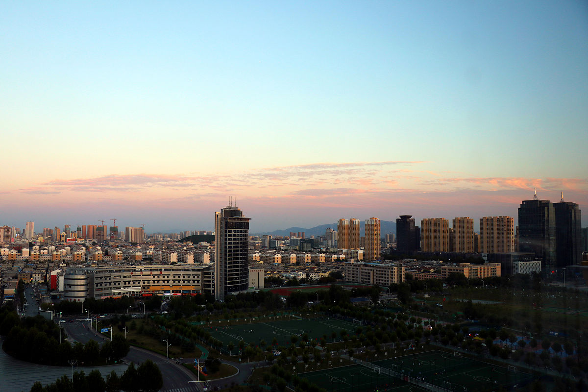 2020年9月17日,山东泰安,傍晚时分,丽日下的天穹,绘就出彩霞飞舞的生