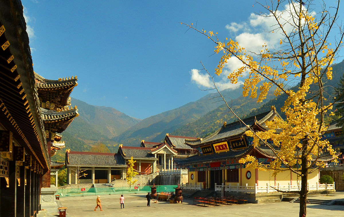 2016年11月20日,四川凉山州,阳光洒满冕宁县境内的灵山寺,红墙金瓦掩