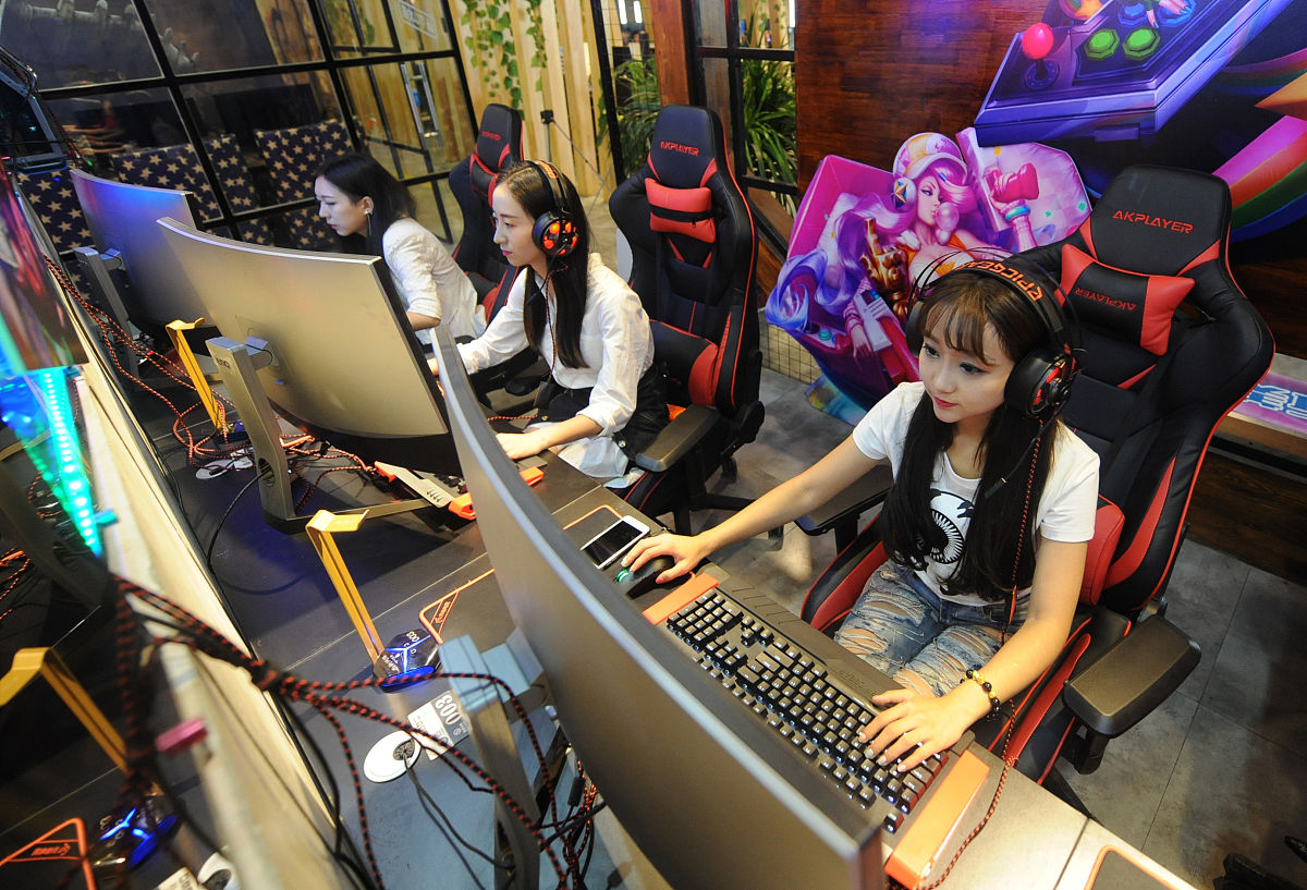 chatgptHello! How may I assist you today我想置办一个网咖的英雄联盟比赛请给我一个完整的方案好的以下是一个基本的网咖英雄联盟比赛的方案：1 地点：选择一个宽敞、舒适、通风良好的场地最好有足够的座位和电源插座。2 设备：提供高性能的电脑和显示器以确保玩家可以流畅地游戏。同时也需要提供舒适的游戏椅和麦克风。3 网络：确保网络速度快、稳定可以支持多人在线游戏。最好使