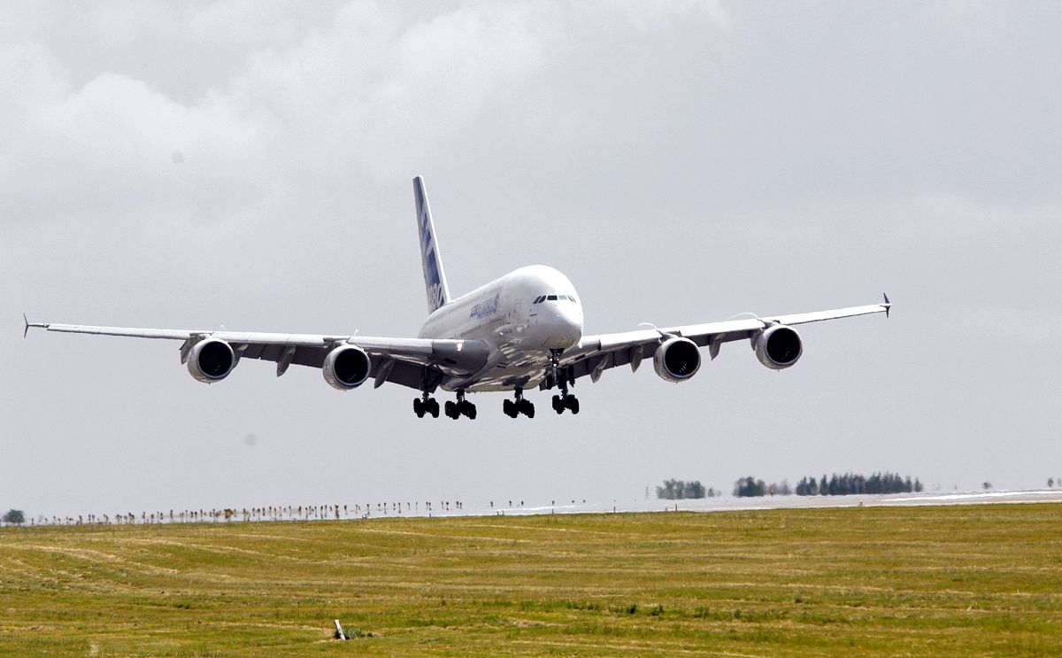 2007年6月1日,有4个引擎,双层甲板的世界最大客机——空客a380首降法