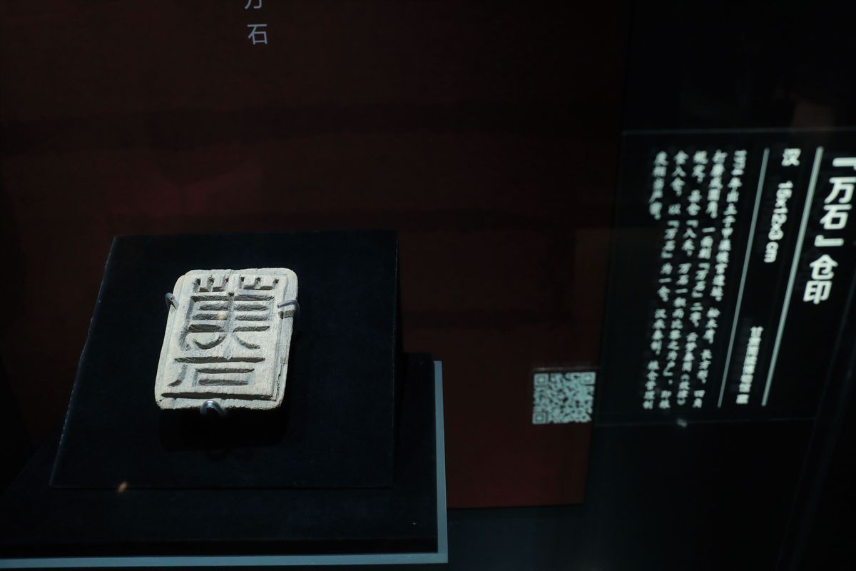 小小讲解员以铸牢中华民族共同体意识为主线通过用童言童语拟人化、讲故事的形式讲述馆藏文物云中丞印蕴含的各族人民交往交流交融史实展现呼和浩特地区各民族分布上交错杂居、文化上兼收并蓄、经济上相互依存、情感上相互亲近你中有我、我中有你、谁也离不开谁的格局进一步加深青少年对家乡历史文化的了解和热爱使爱国主义和民族团结进步思想扎根在心灵深处。生成讲解文案