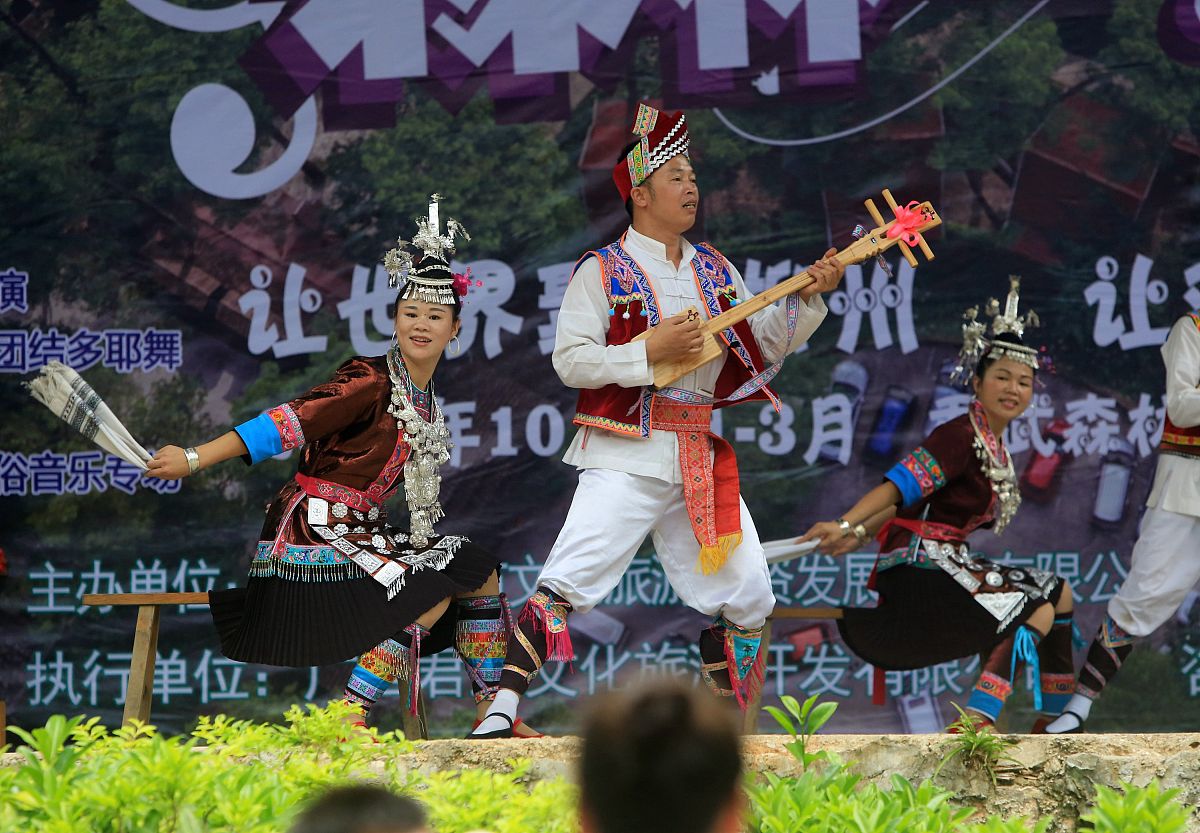 2017年10月2日,在广西柳州市君武森林公园,侗族村民为游人表演侗族歌