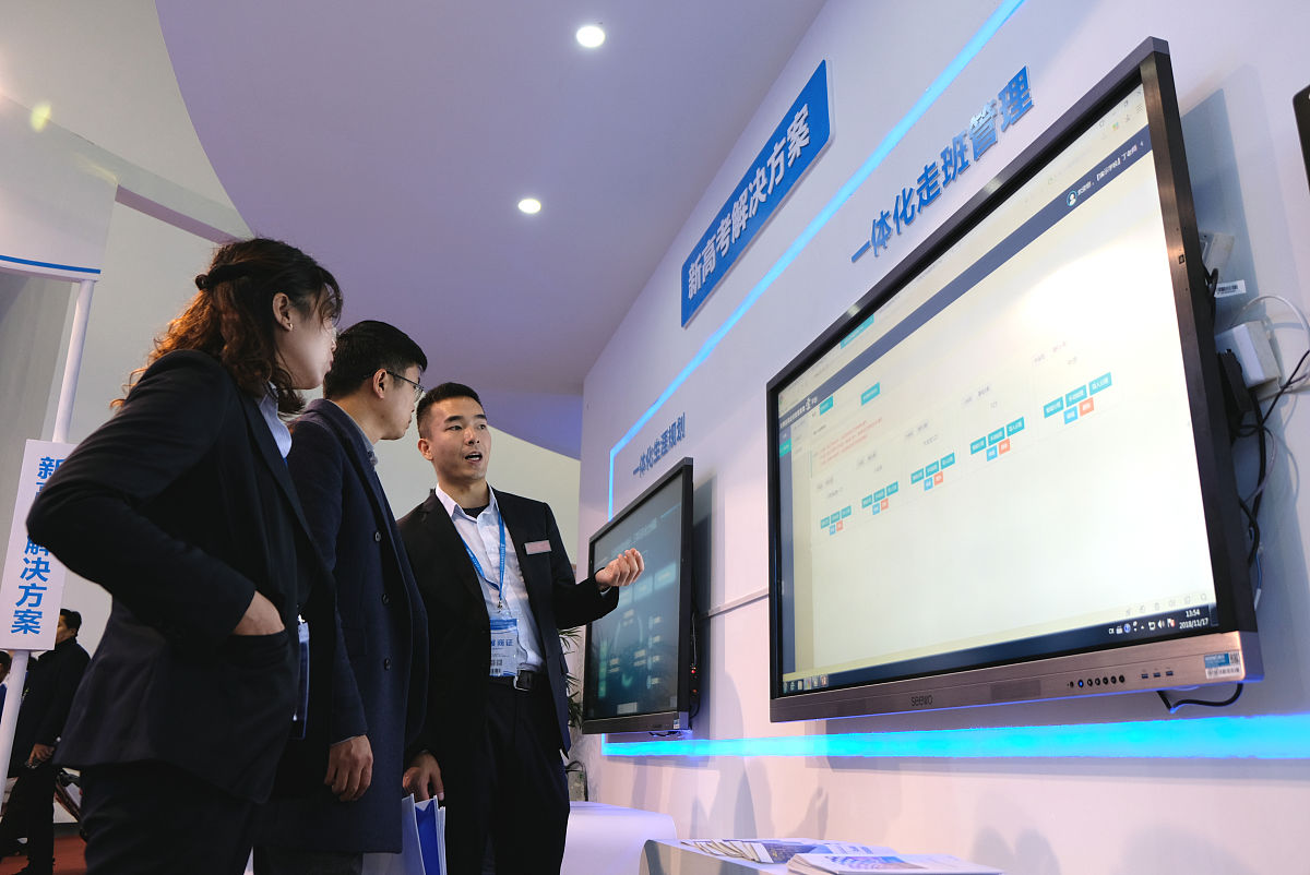 以第一人称写一段文字描述在蓝鸽集团作为运维工程师实习生参与蓝鸽智慧校园系统运维工作的实习经历