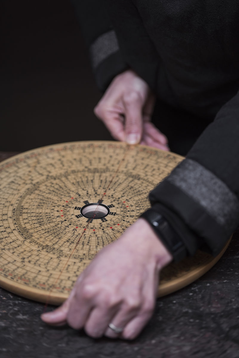 算命方法揭秘：塔罗牌、星盘、手相等常用工具