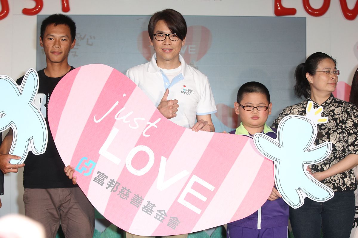 2012年4月18日讯,台北,好久不见的r&b歌王陶喆17日获邀参加"用爱心做